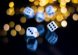টেনিস কোর্টে খেলোয়াড়ের সার্ভিস মুহূর্ত — bazi.com গাইড